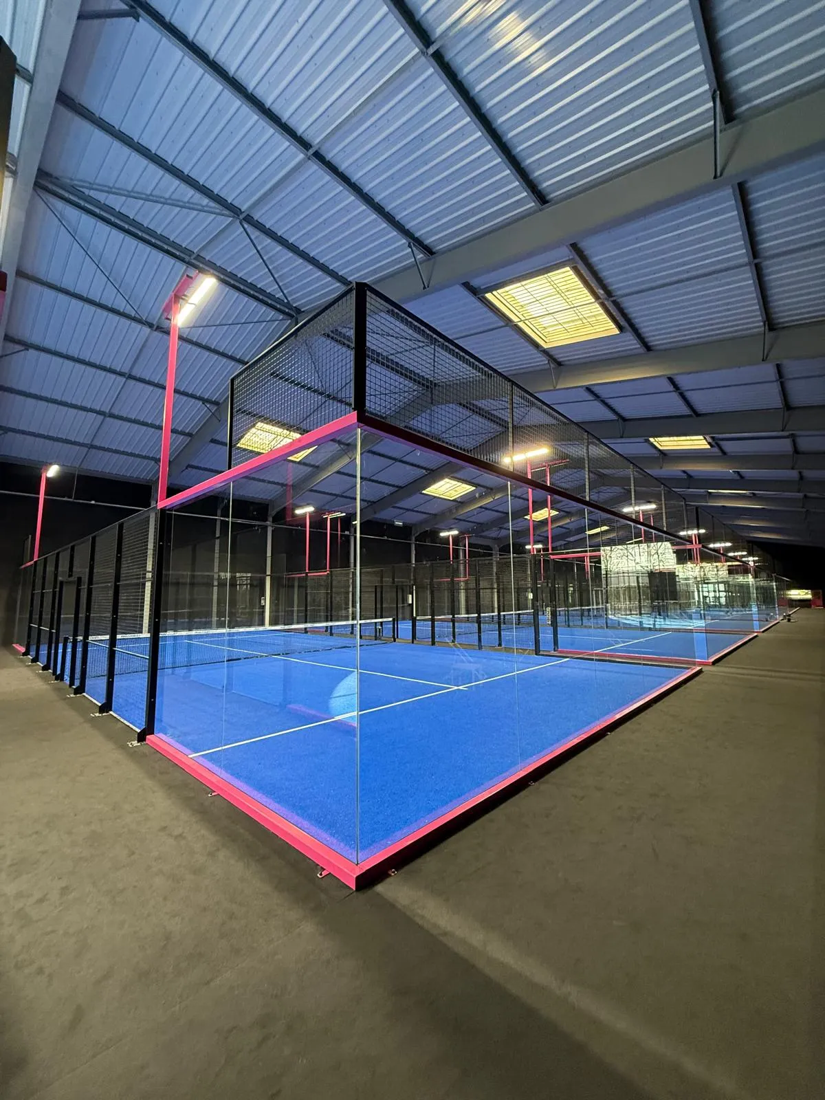 Vista de construcción y montaje de instalación deportiva de pádel