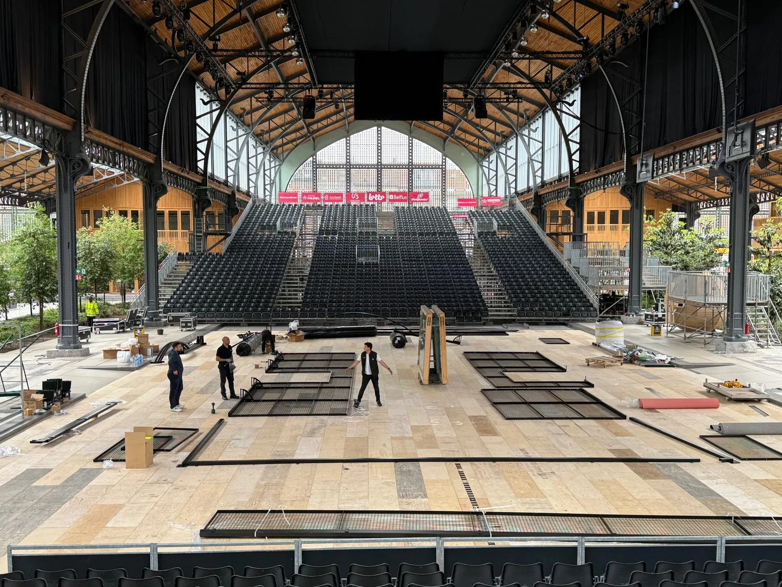 Interior de estadio durante fase de montaje y construcción, proceso de diseño