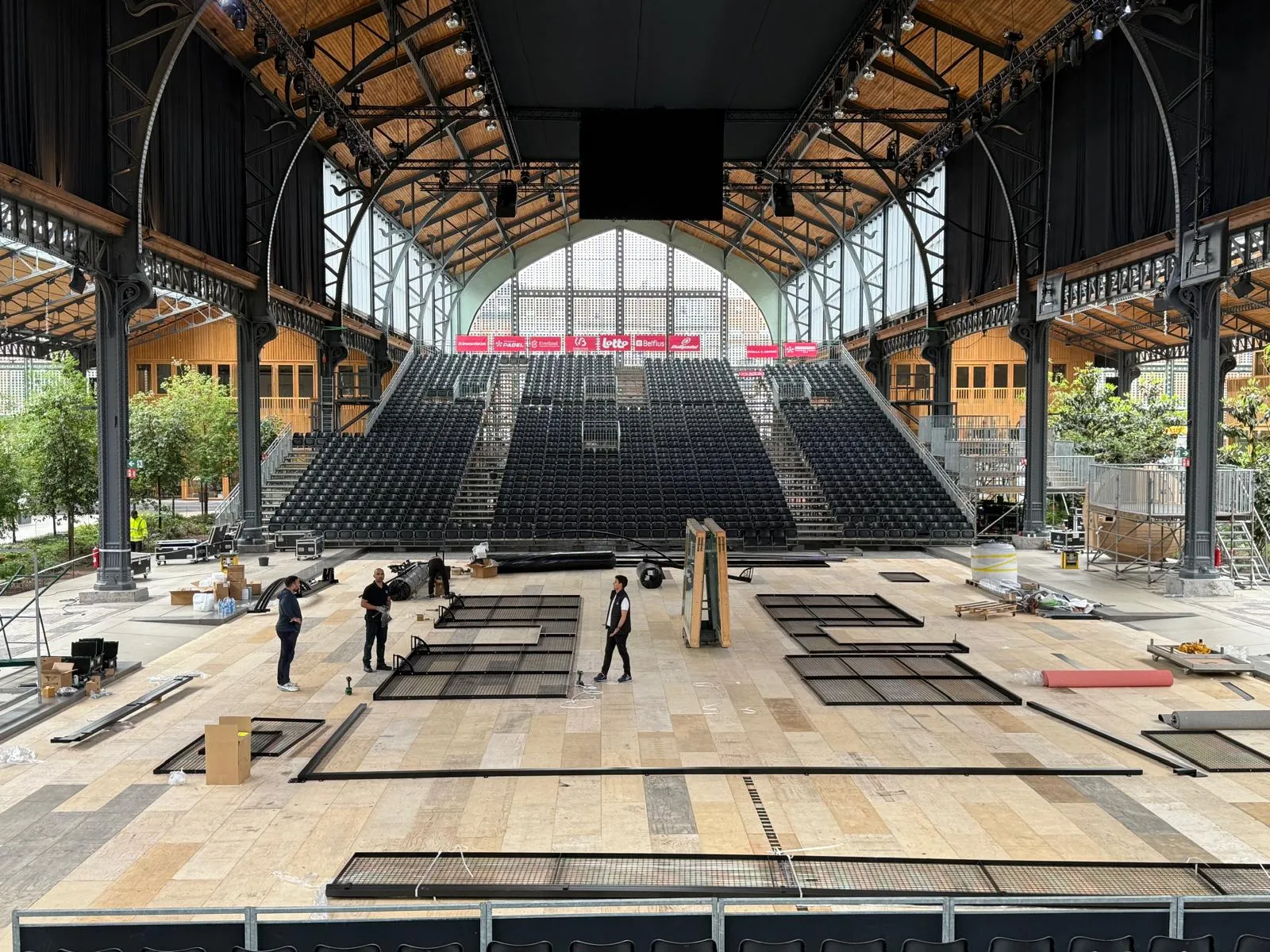 Instalación indoor de pádel con iluminación profesional y césped Monofilamento premium