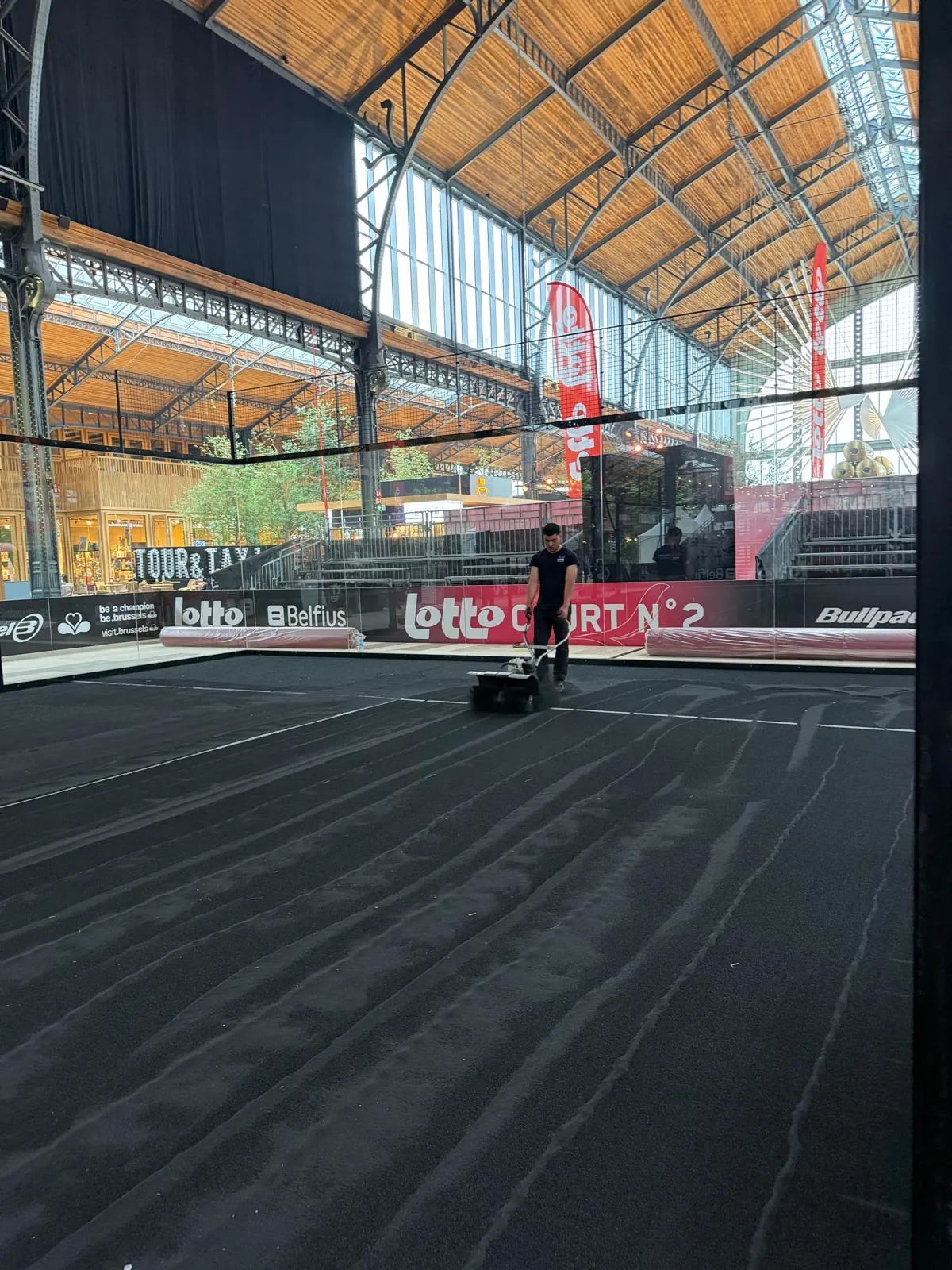 Jugador en pista de pádel indoor durante juego individual