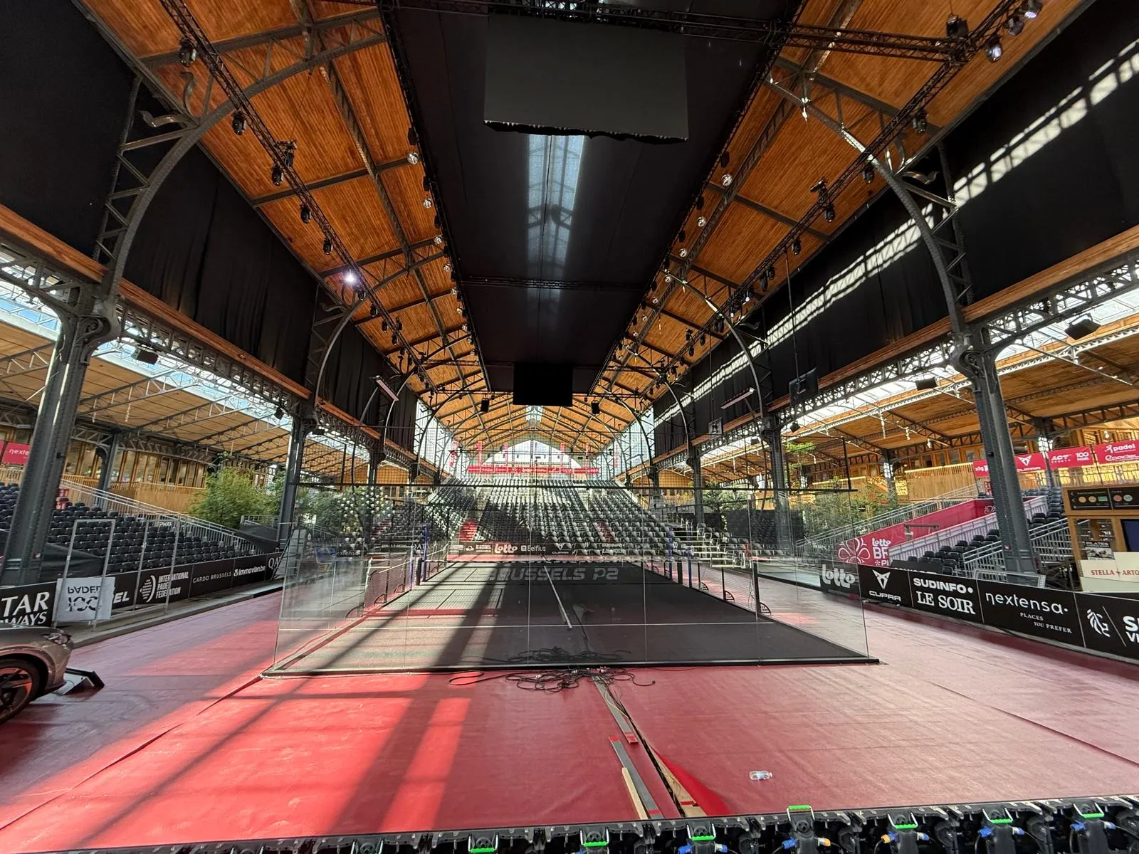 Vista panorámica del interior de instalación de pádel con gradas y asientos