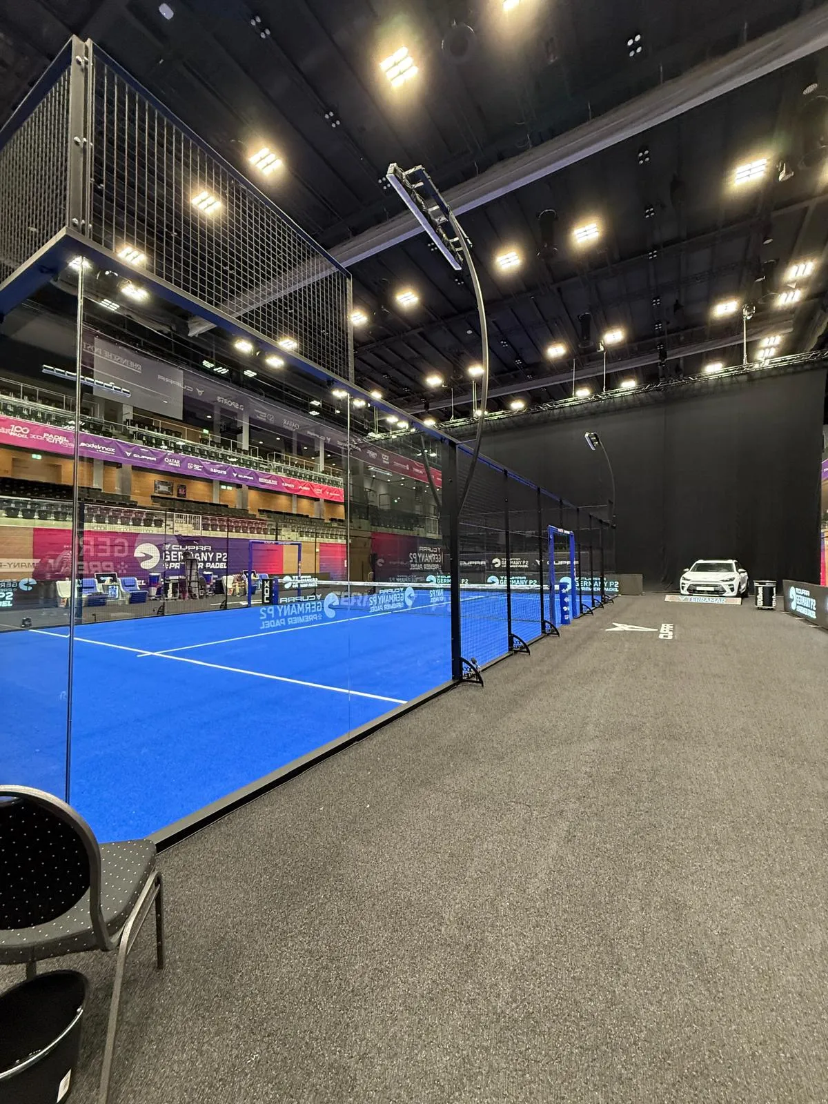 Pista de pádel azul con cerramiento protector de cristal panorámico