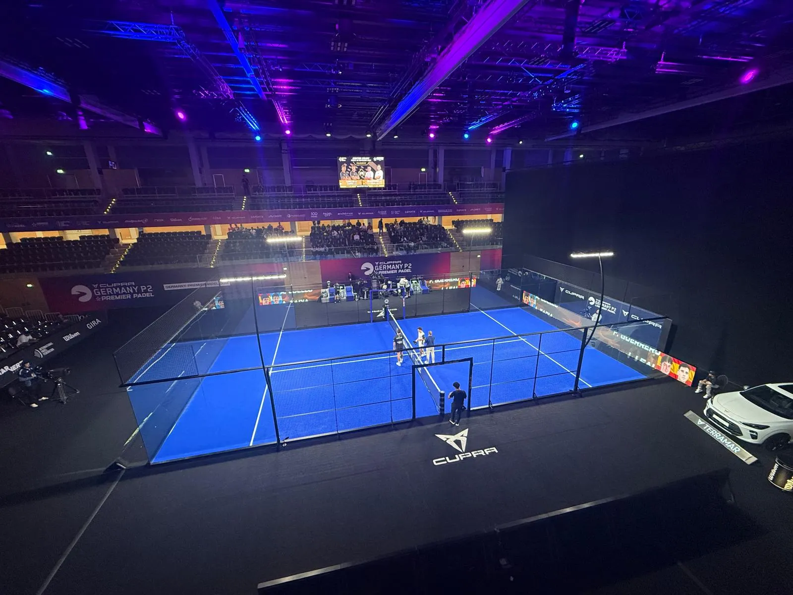 Pista de pádel con diseño moderno e iluminación profesional