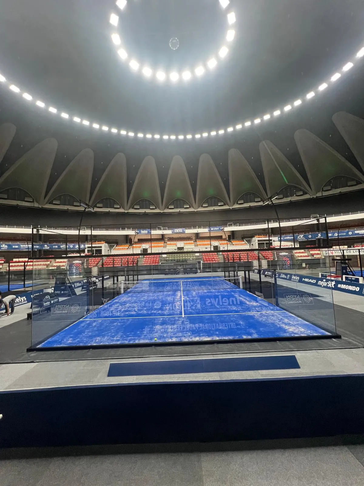 Estadio de pádel con cúpula espectacular - Padel World