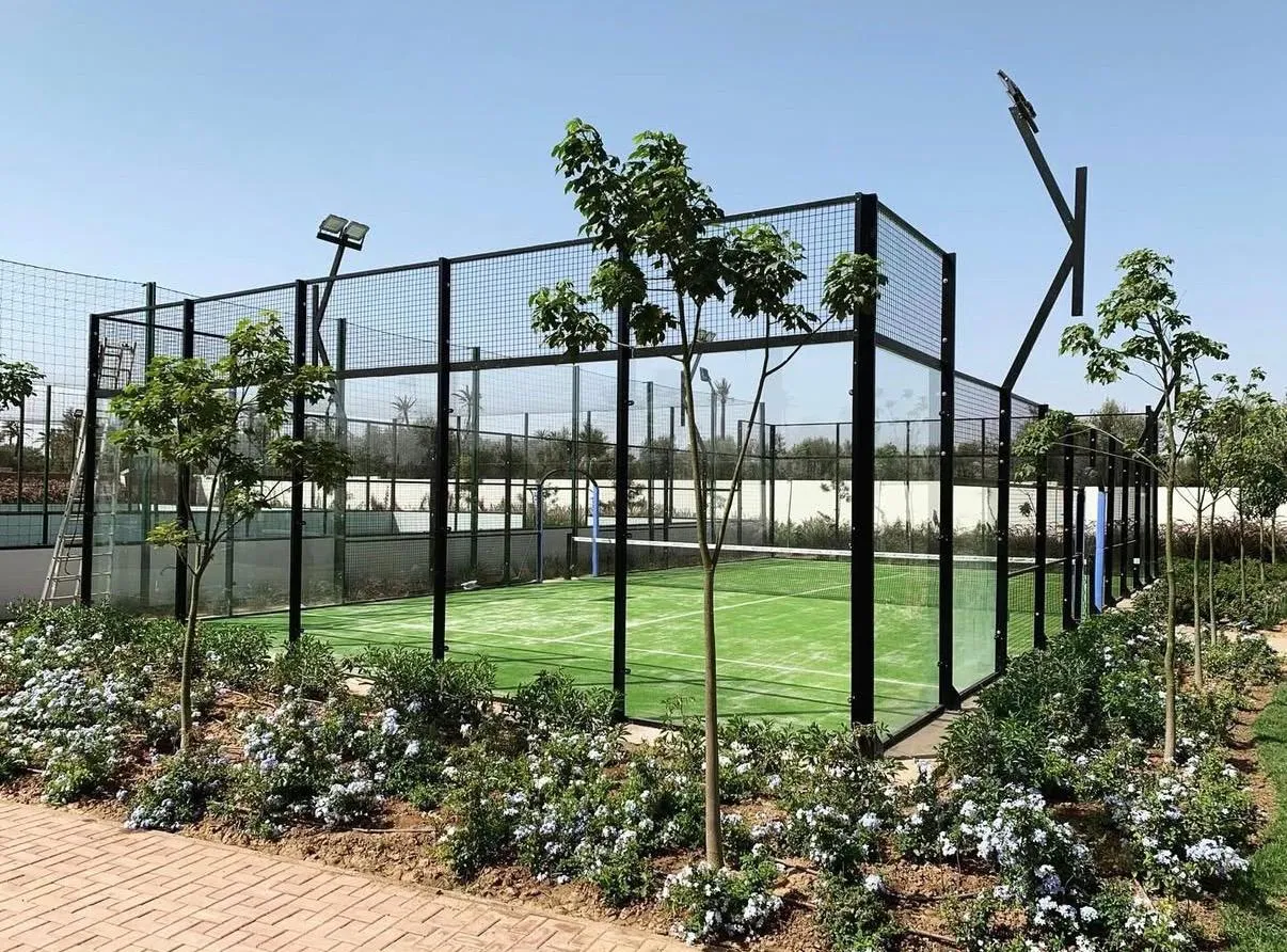 Pista de pádel panorámica con acabados de alta calidad