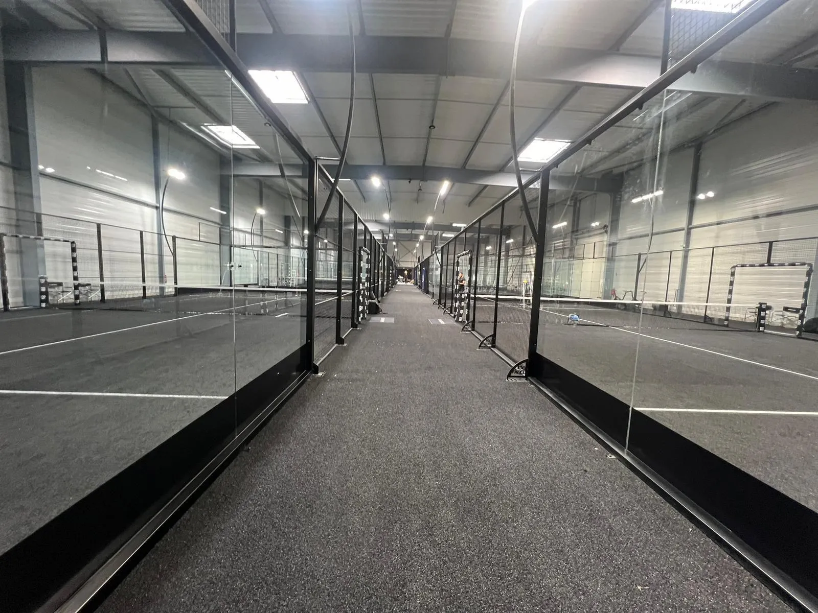 Cristales templados de seguridad en múltiples pistas de pádel indoor