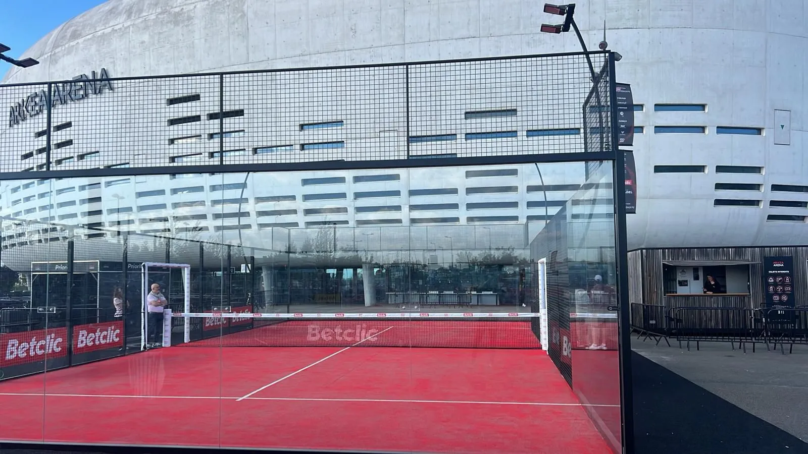 Pista de pádel desmontable para eventos profesionales con branding deportivo