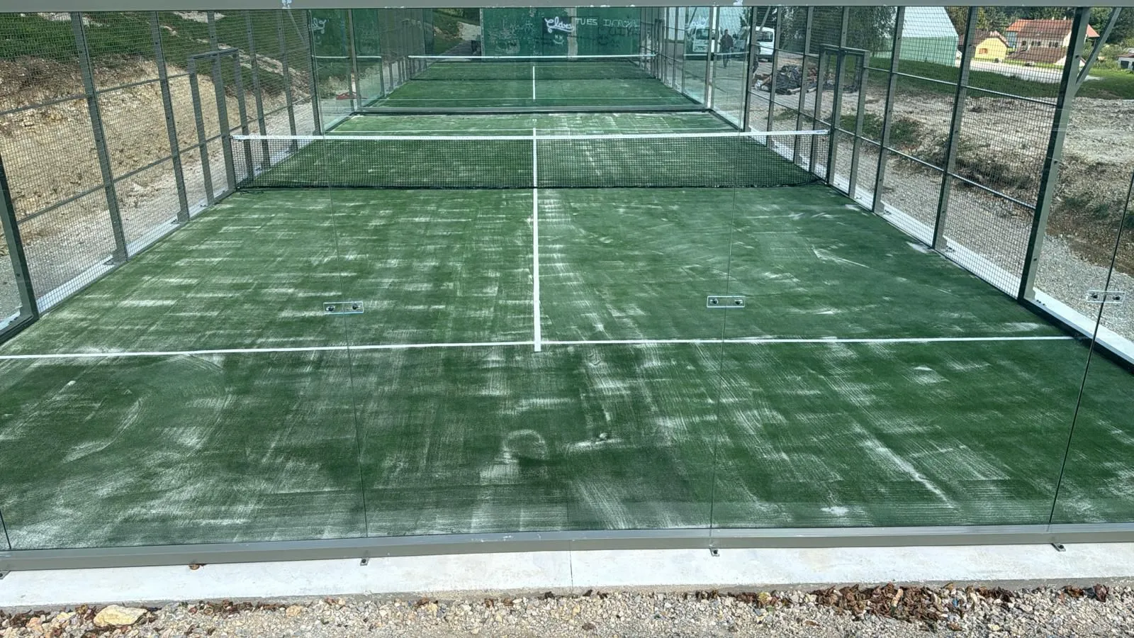 Pista de pádel instalada con especificaciones técnicas profesionales