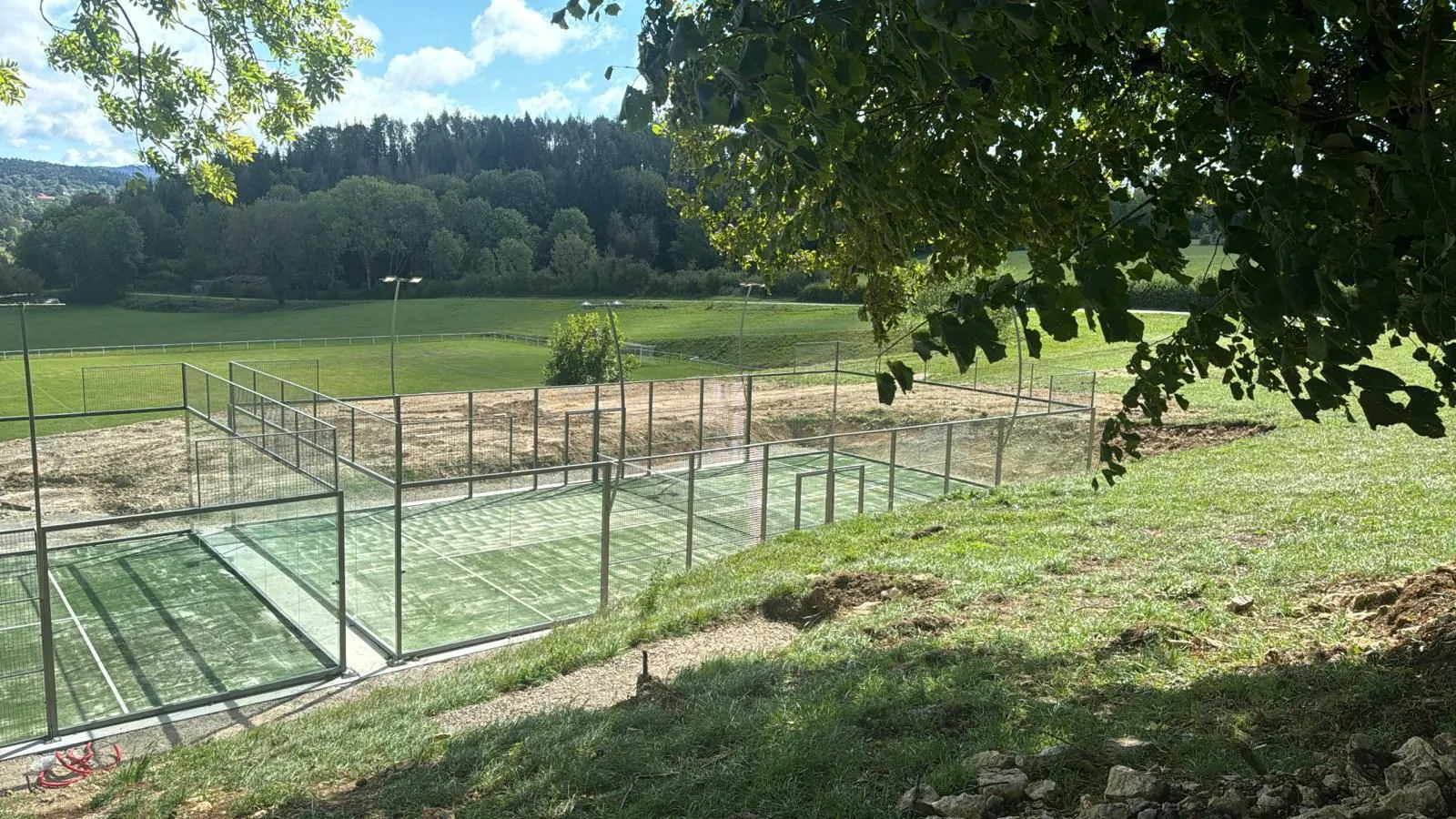 Pista de pádel en entorno natural con mantenimiento profesional